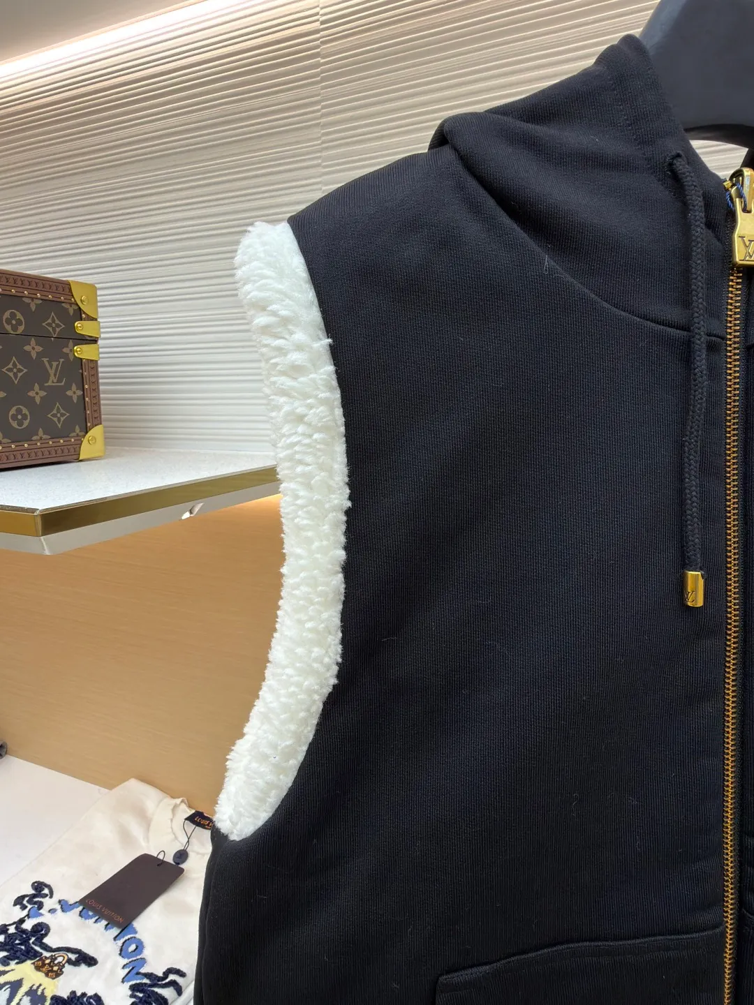 LOUIS VUITTON embroidered reversible hooded vest ●Original version: purchased and developed by 14599 ●Item number: 1681399-C00 ●Fabric: lamb wool fabric ●Technology: embroidery production ●Color: black/white ●Version: fitted version ●Weight: about 1040 grams ●Size: S-M-L-XL ●Description: This vest adopts a double-sided design. One side is made of high-quality knitted fabric, which is crisp, stylish, skin-friendly and comfortable; the other side is made of imitation lamb wool, which is fluffy, soft and has good warmth retention. The hooded part is made of knitted fabric of the same color and is equipped with a two-way zipper with a metal zipper puller, which is smooth and durable. The flip design of cotton knitted surface and comfortable suede surface is very ingenious. It uses advanced double-sided weaving and composite technology to perfectly integrate the two materials and make the transition natural when switching; the shield logo patch uses high-precision patching technology, with neat edges and clear and three-dimensional patterns; the embroidered logo on the back uses fine embroidery technology, with fine and even stitches, and the logo is perfectly integrated into the back design; the drawstring hood uses high-quality drawstrings and precision sewing technology, which not only ensures the adjustment function of the hood, but also enhances the overall sense of leisure. The overall wiring is straight and delicate, the fabric is comfortable and soft, and the color is consistent without color difference. It can be matched with the same style to create a fashionable look and control various occasions. Customized accessories, complete with three standards, same style for men and women!